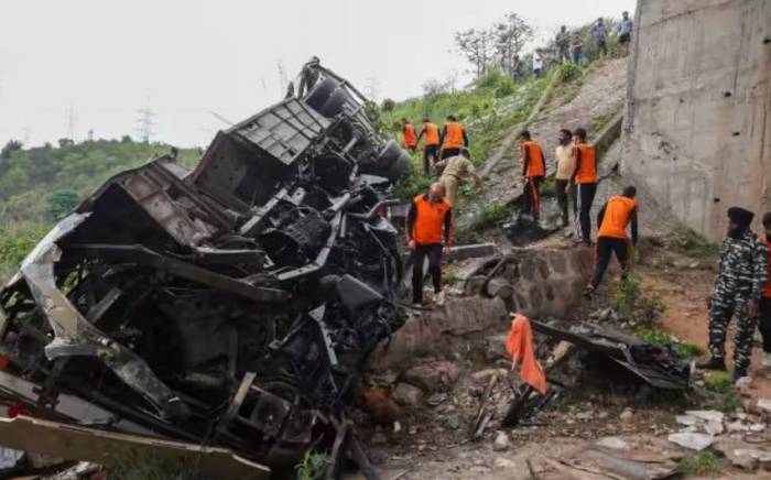 При падении автобуса в ущелье на севере Индии 10 человек погибли, 55 пострадали
