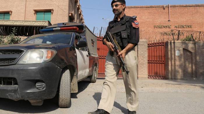 В Пакистане полицейский расстрелял школьный автобус с детьми
