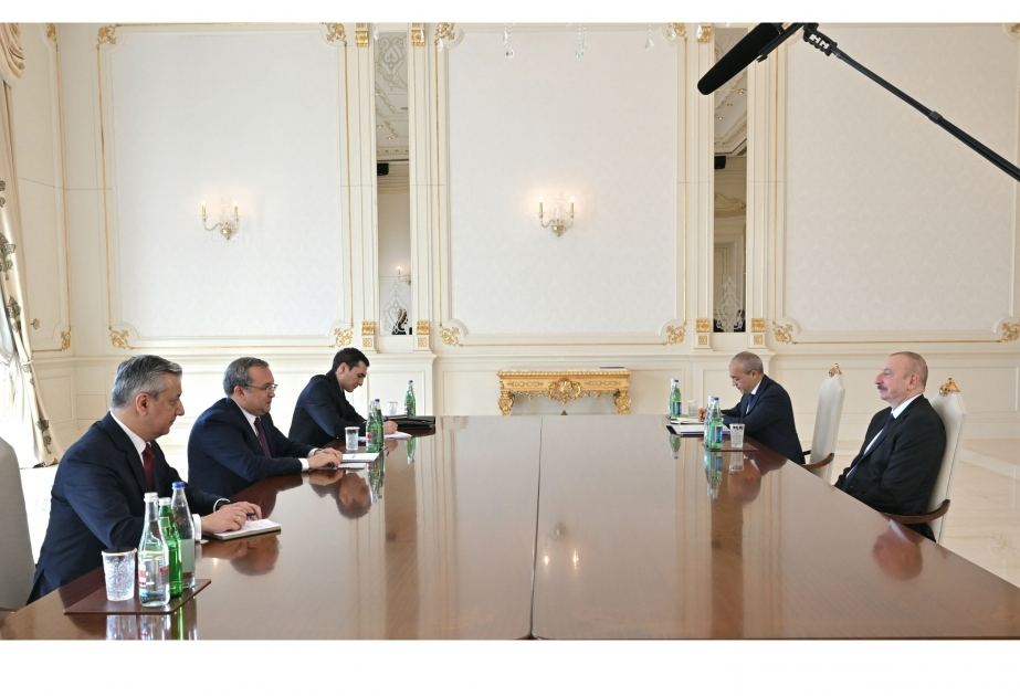 Ильхам Алиев принял председателя правления акционерного общества “Узавтосаноат” Узбекистана