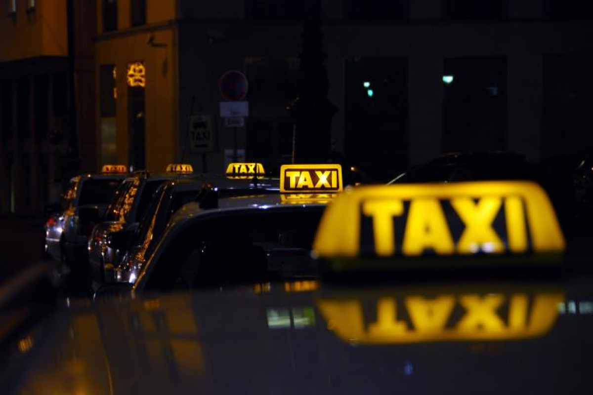 В Азербайджане устанавливаются госпошлины за деятельность такси
