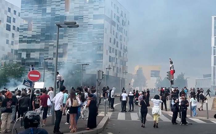 Протестующие в пригороде Парижа разбили окна в офисных зданиях, сожгли автомобили

