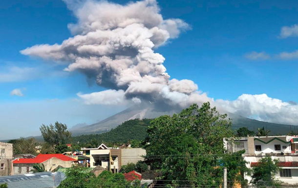 На Филиппинах началось извержение вулкана Майон
