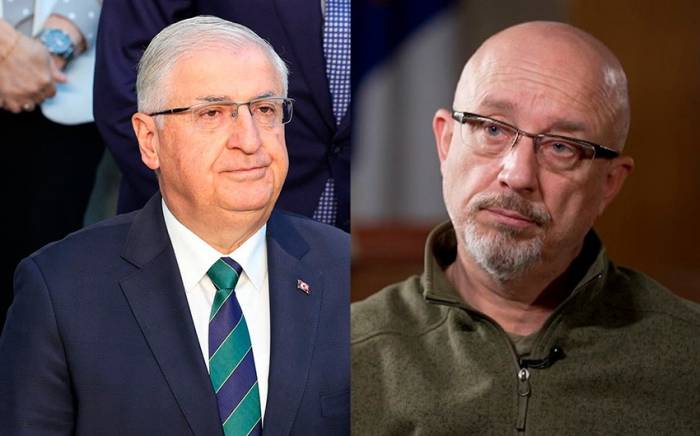 Министры обороны Турции и Украины обсудили “зерновое соглашение”
