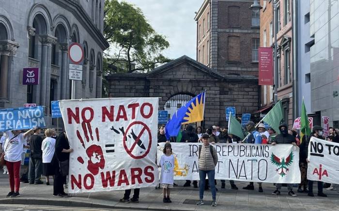 В Дублине прошли протесты против отказа Ирландии от военного нейтралитета
