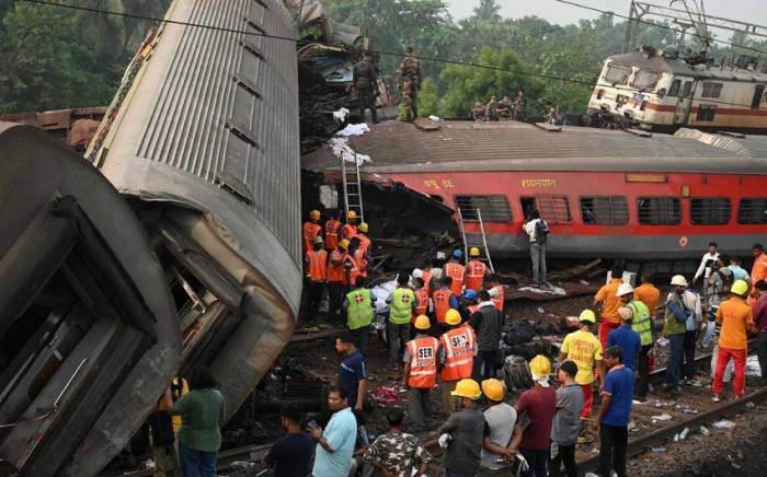 При столкновении поездов в Индии погибли 294 человек, более 1 000 пострадали
