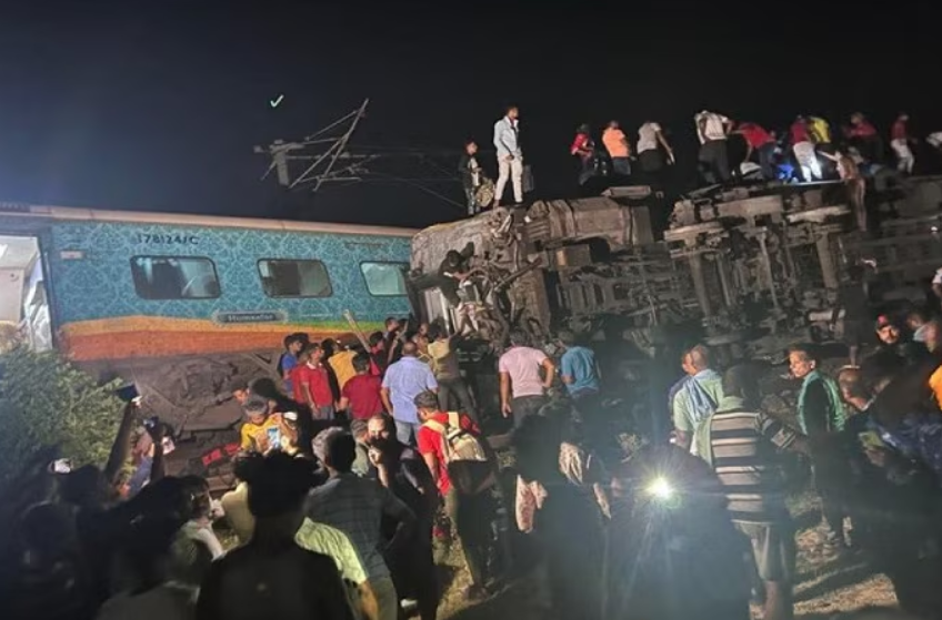 В Индии при столкновении двух поездов погибли и пострадали десятки человек
