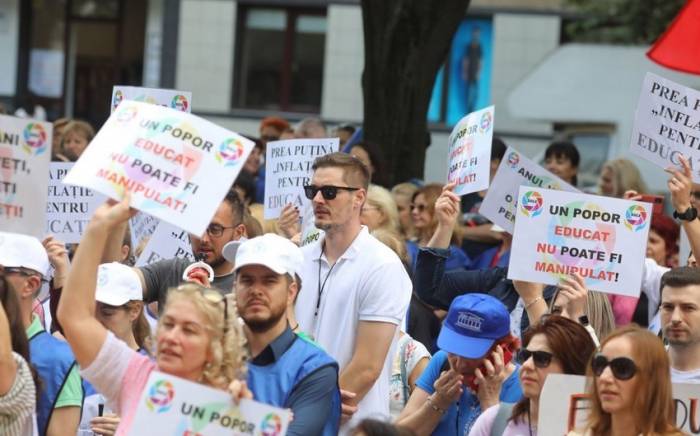 Румынские учителя приостановили всеобщую забастовку после повышения зарплат
