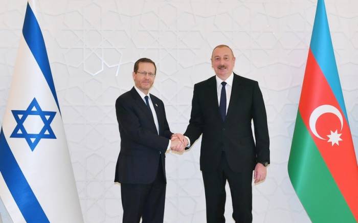 Ковер, подаренный Ильхамом Алиевым президенту Израиля, украшает его кабинет
