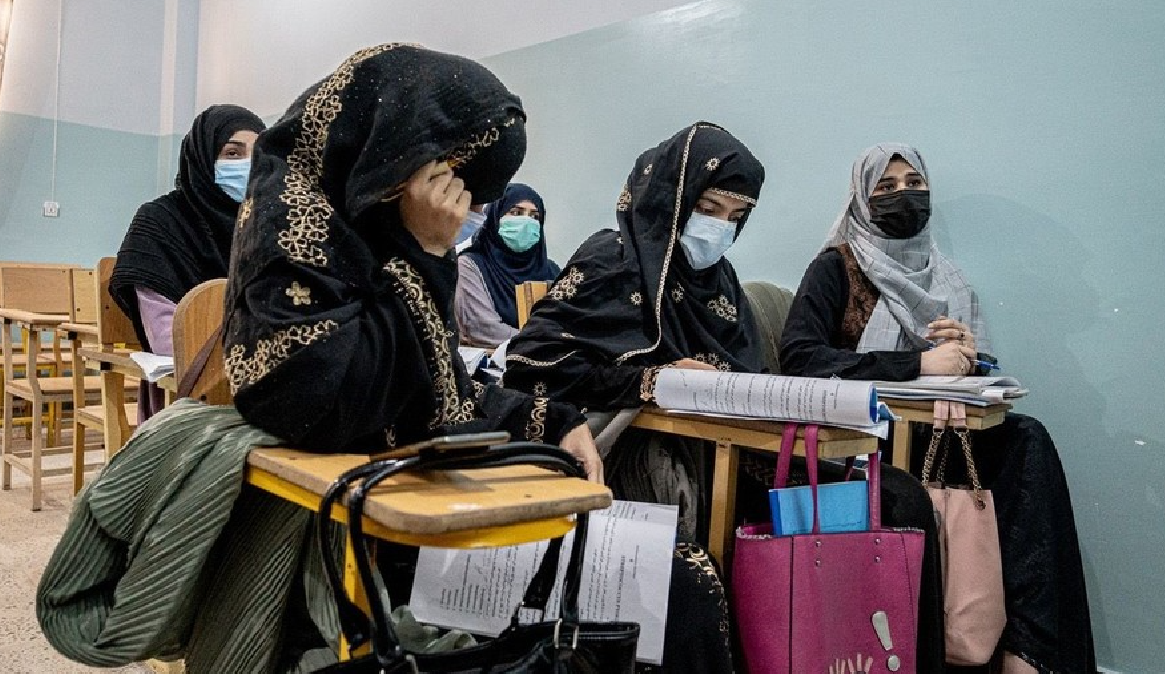 Талибы закрыли учебные центры для девушек
