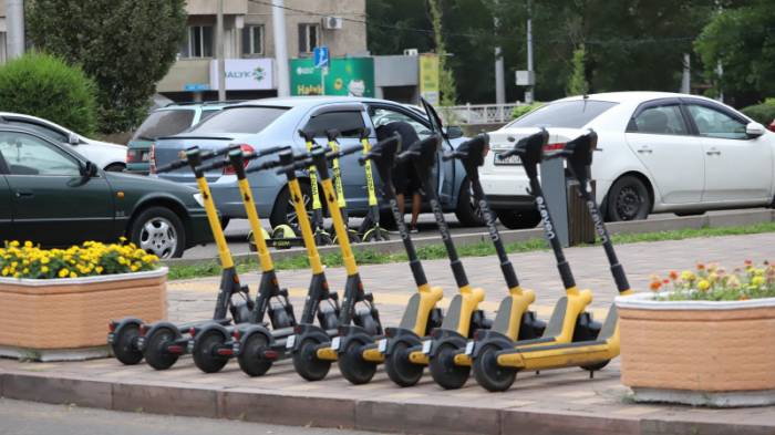 В парках и скверах Алматы запретили ездить на электросамокатах
