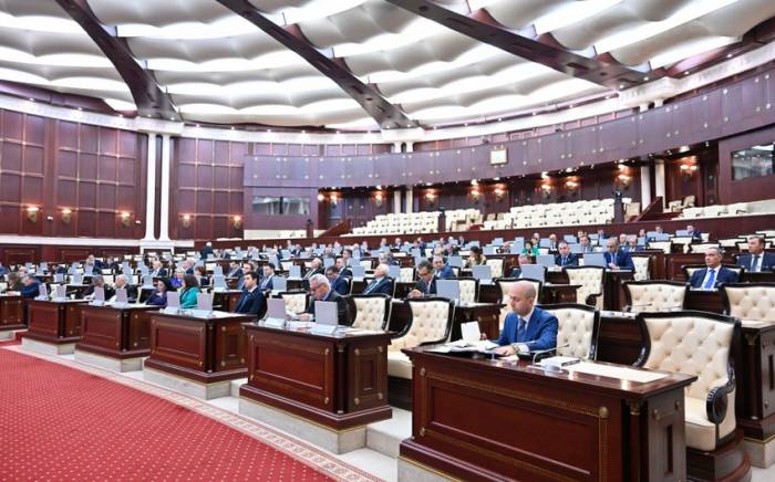 На заседании парламента обсуждают инцидент в Гедабеке
