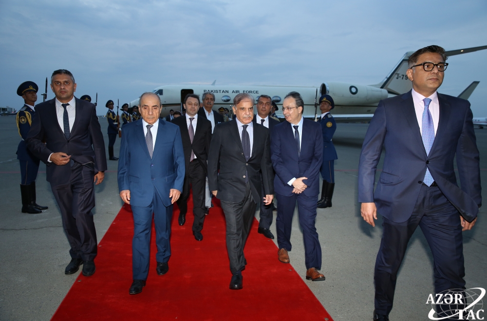 Премьер-министр Пакистана прибыл в Азербайджан 