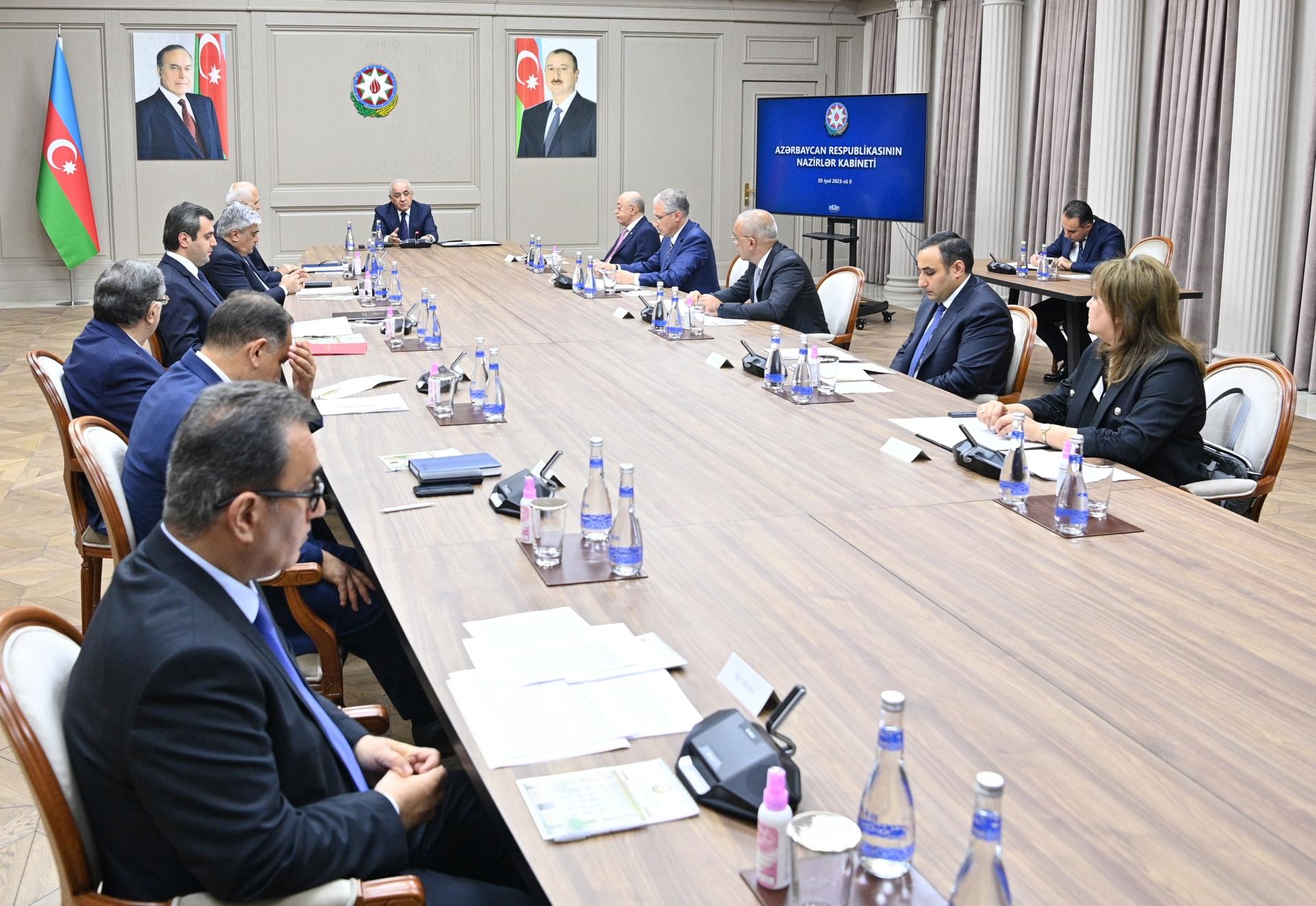 В Азербайджане состоялось совещание по вопросам ликвидации последствий схода селей и паводков