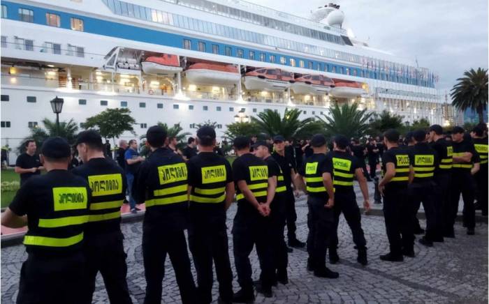 В Батуми в ходе акции против захода лайнера с россиянами задержали 9 человек
