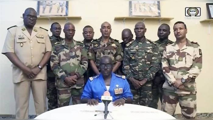 Военные в Нигере объявили о свержении президента
