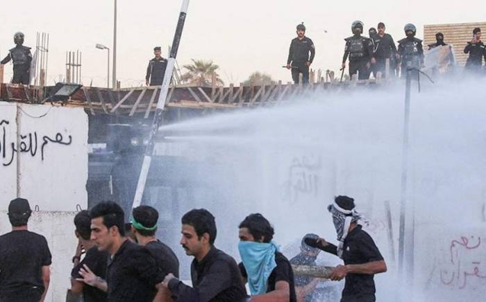 Полиция Ирака применила водометы для разгона протестующих у посольства Швеции
