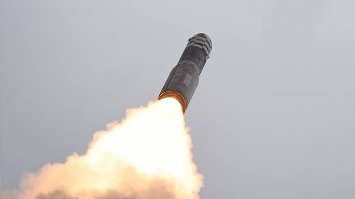 КНДР запустила две баллистические ракеты в сторону Японского моря
