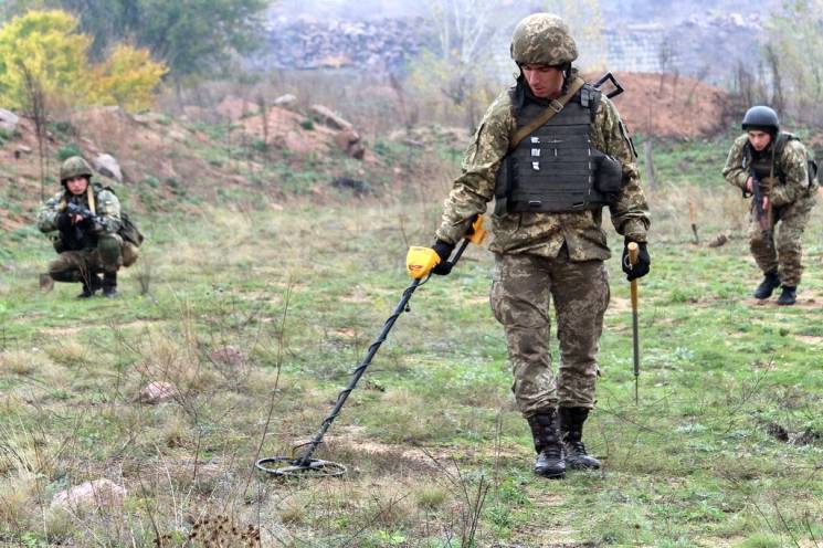 Саперы ВМС Британии учат украинских военных обезвреживать мины