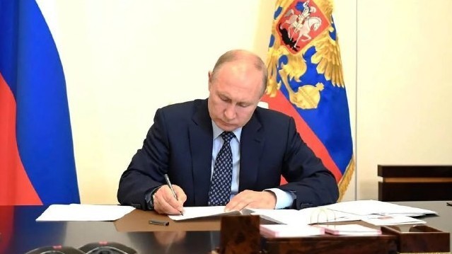 Путин подписал закон о запрете смены пола в России
