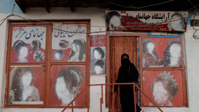 Талибы запретили работу салонов красоты в Афганистане
