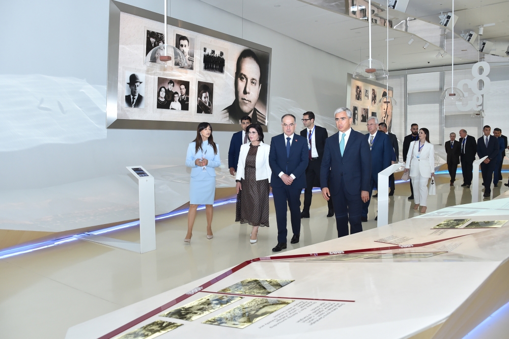 Президент Албании и его супруга ознакомились с Центром Гейдара Алиева