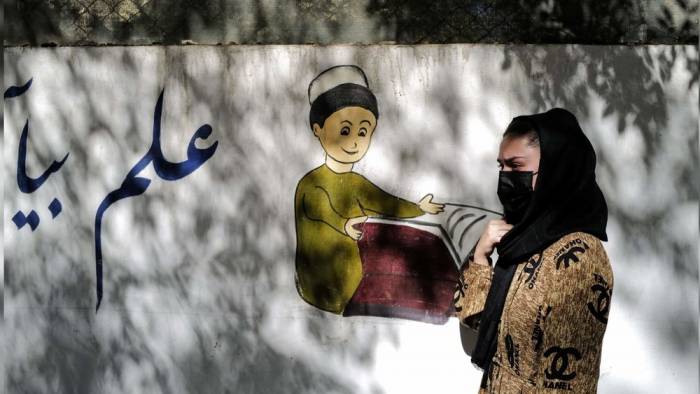 Афганские женщины-визажисты протестуют против запрета талибов на работу салонов красоты
