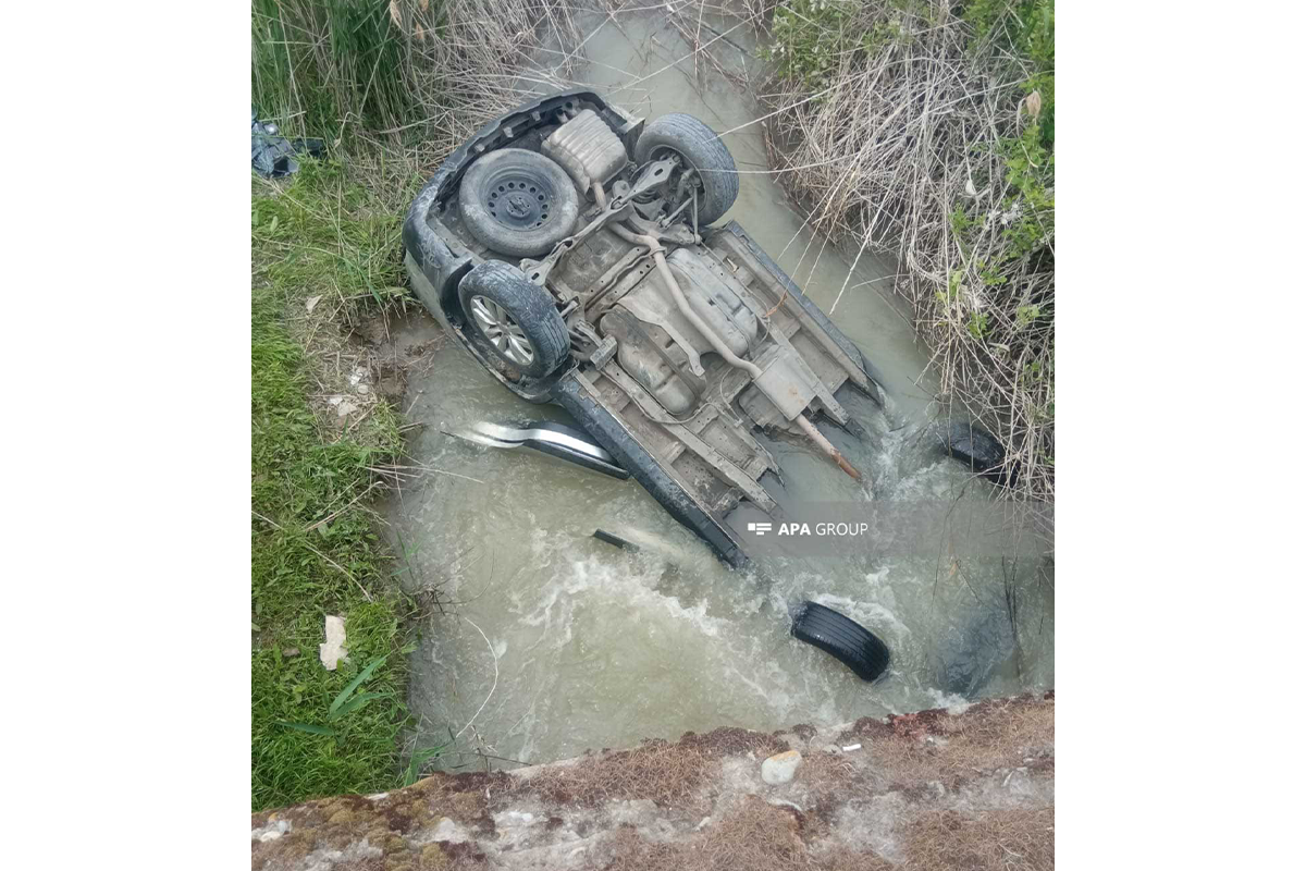 В Евлахе автомобиль упал в канал, утонул один человек