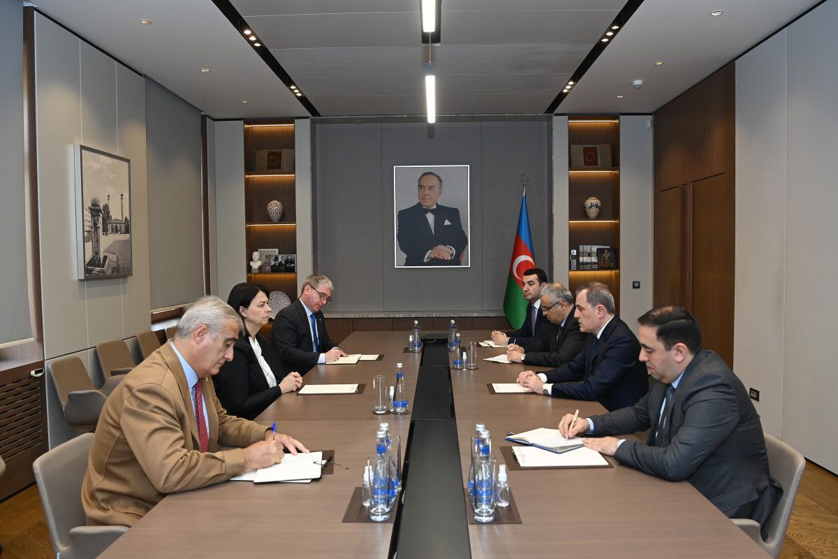 Джейхун Байрамов встретился с главой представительства МККК в Азербайджане