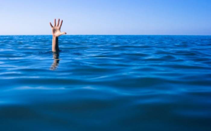 В Баку спасатели МЧС спасли тонувших в море 4 человек
