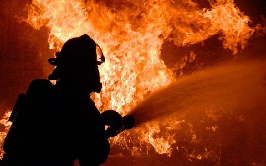 В Баку произошел пожар в магазине