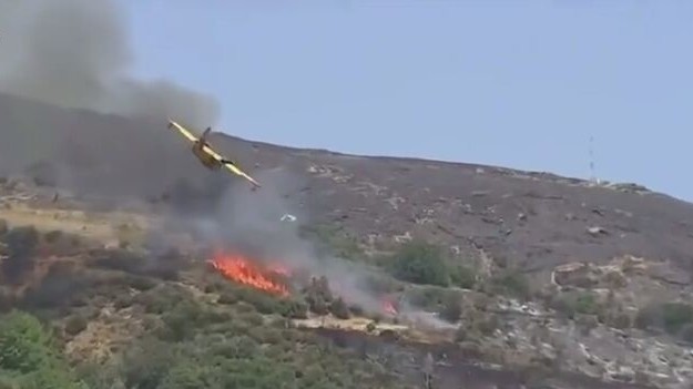 В Греции упал самолет, который тушил лесной пожар на фоне аномальной жары -ВИДЕО
