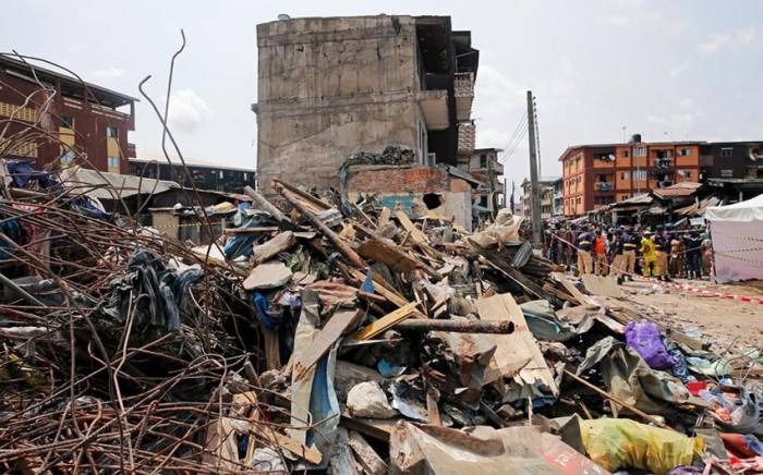 В Камеруне при обрушении здания погибли 12 человек
