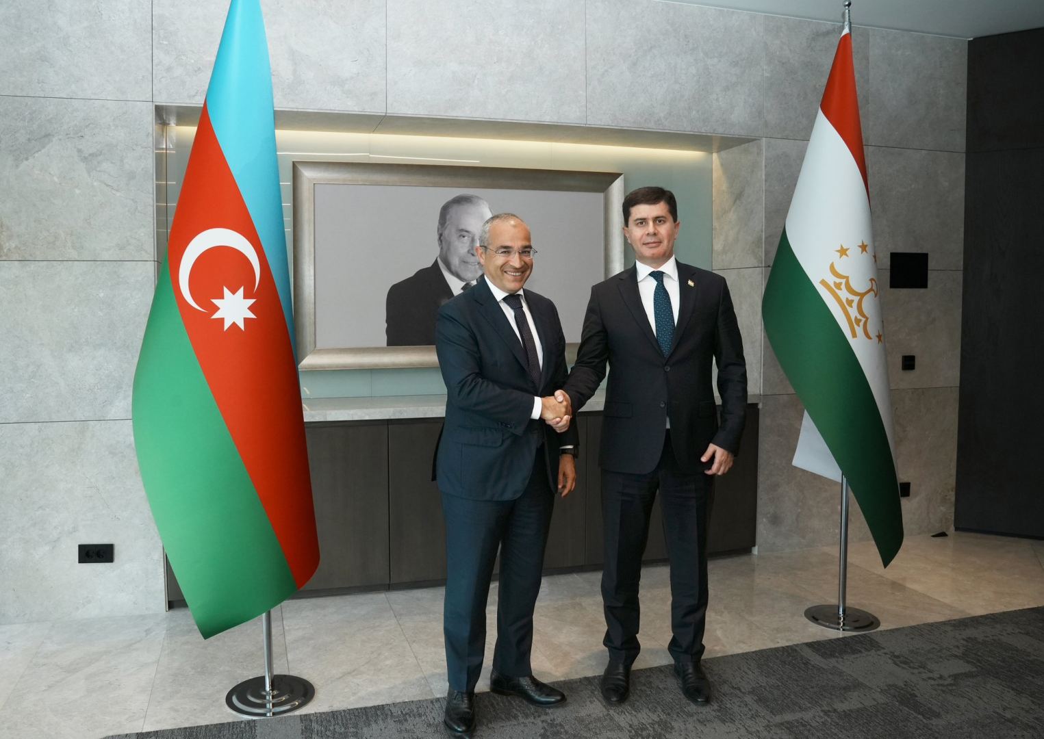 Азербайджан и Таджикистан обсудили продвижение взаимных инвестиций