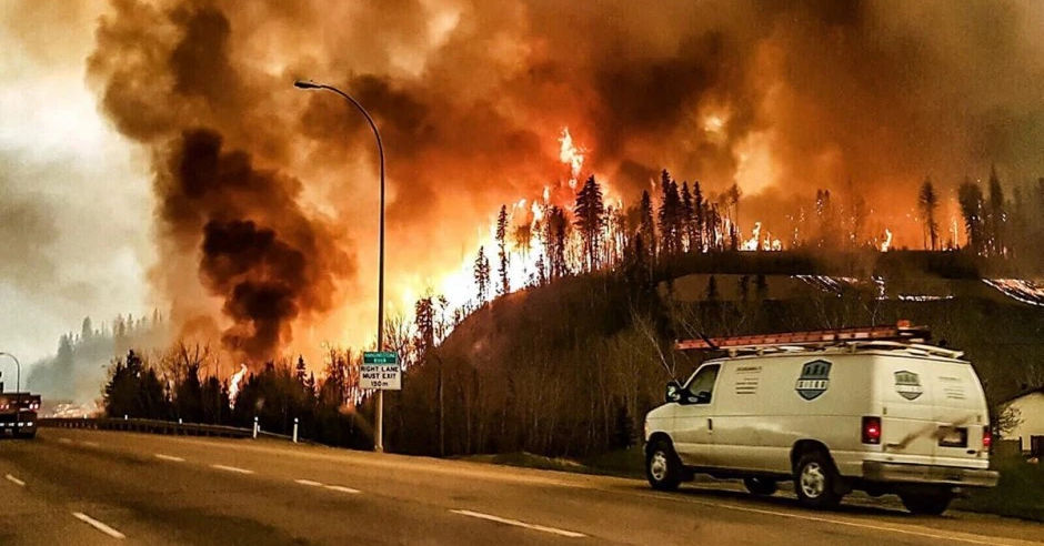 В Канаде из-за пожара решили эвакуировать целый город