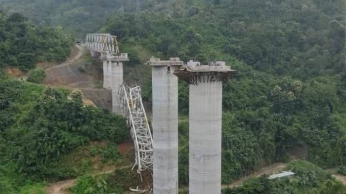 В Индии в результате обрушения моста погибли 26 человек

