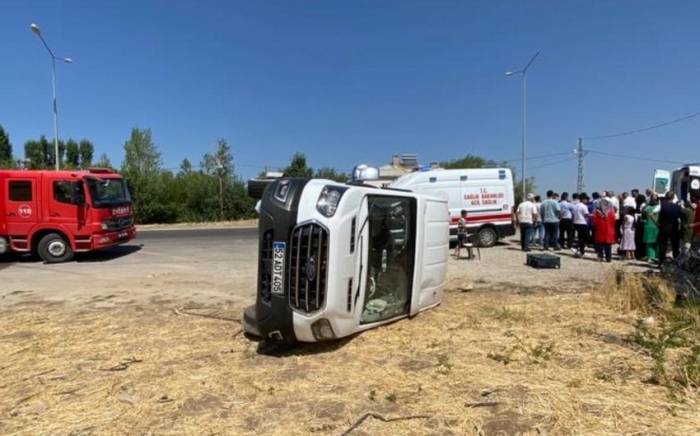 В Турции перевернулся микроавтобус, пострадали 14 человек
