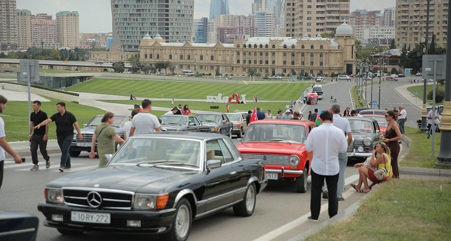 На центральных улицах Баку состоялись парад и выставка ретроавтомобилей