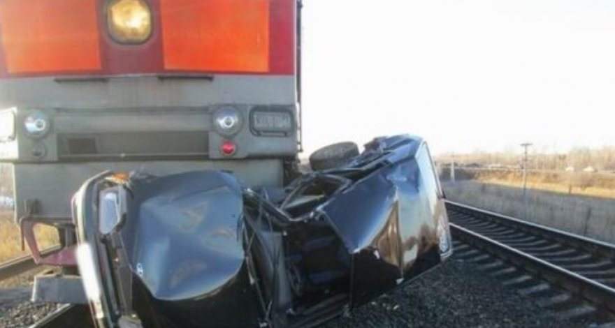 В Азербайджане автомобиль врезался в тепловоз: есть пострадавшие