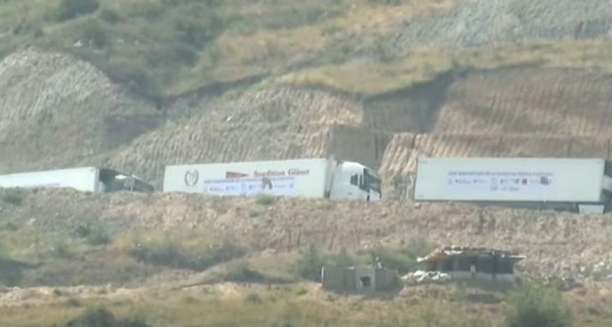 Французские грузовики с «гумпомощью» на условной границе между Азербайджаном и Арменией -  ВИДЕО