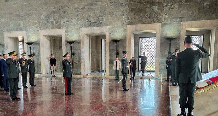 Министр обороны Азербайджана посетил мавзолей «Аныткабир»
