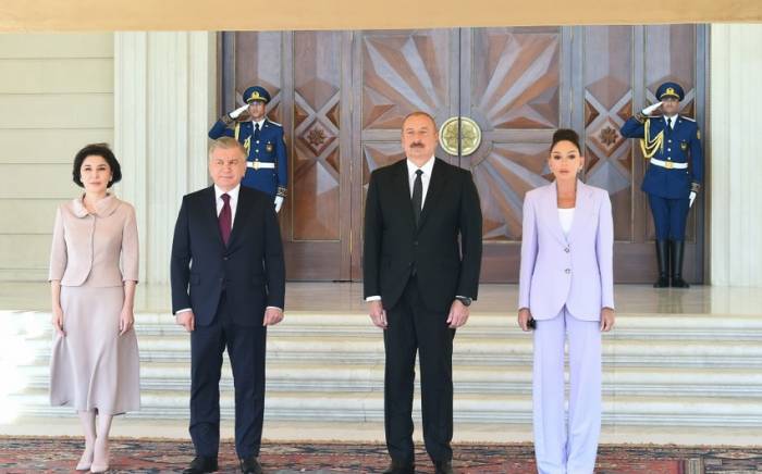 Проходит государственный прием в честь президента Узбекистана и его супруги
