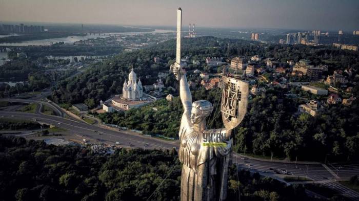 В Киеве на щит монумента "Родина-мать" установили украинский трезубец -ФОТО
