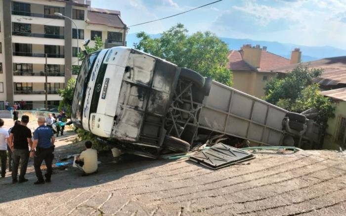 В Турции перевернулся туристический автобус, 26 человек получили ранения
