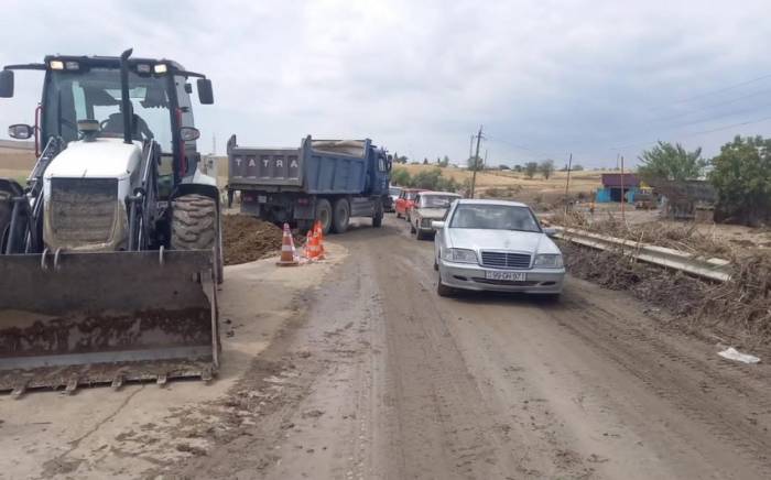 Частично возобновлено движение на закрытой из-за селя дороге Баку-Шамахы-Евлах
