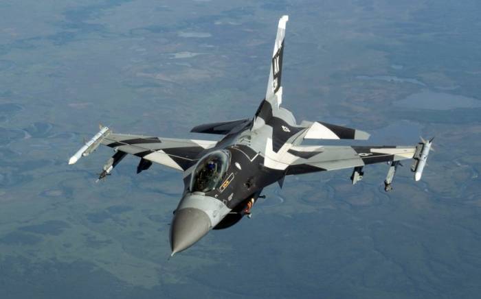 Дания начала обучать украинских пилотов полетам на истребителях F-16
