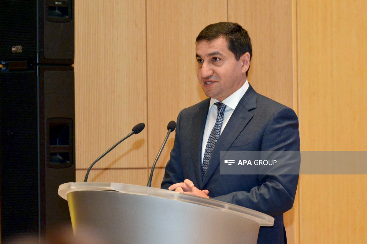Хикмет Гаджиев: Азербайджан хочет, чтобы дорога Агдам-Ханкенди стала отправной точкой для реинтеграции проживающих в Карабахе армян