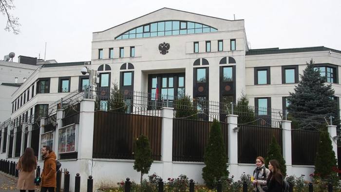 В Кишиневе неизвестный на машине протаранил ворота российского посольства
