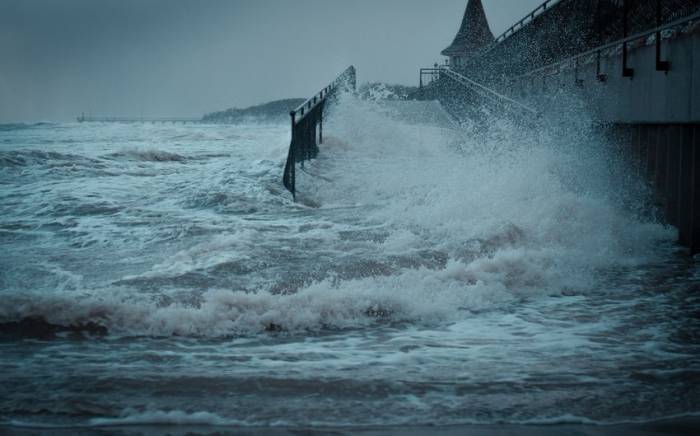 На западном побережье Швеции из-за циклона затопило порт
