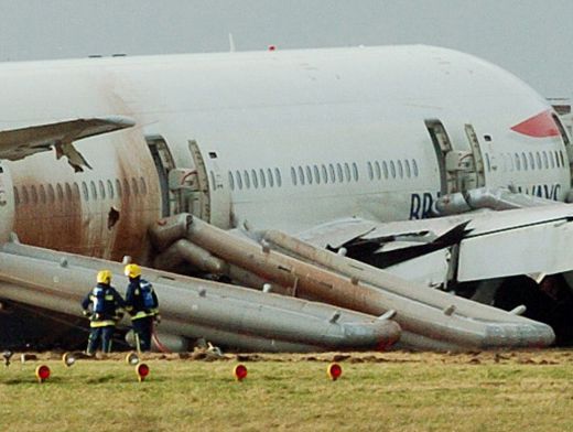 В Малайзии при падении самолета на автотрассу погибли не менее 10 человек
