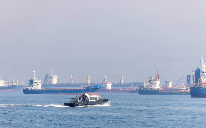 В Босфоре частично остановили движение судов из-за поломки судна
